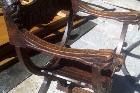 Drewniane ozdobne krzesło przed