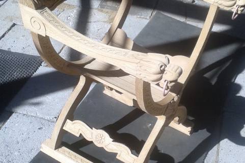 Drewniane ozdobne krzesło po